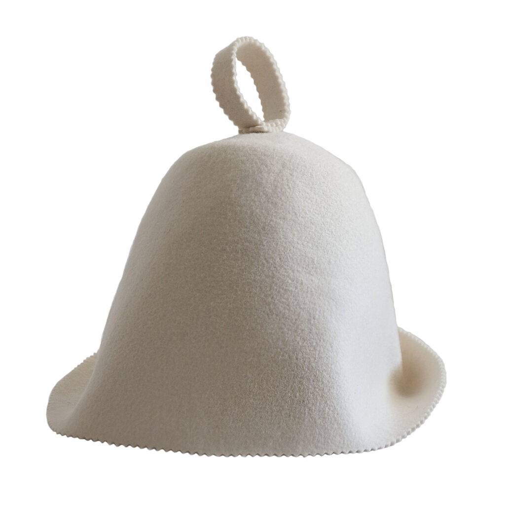 zabiegi w saunie na włosy - biała czapka z wełny