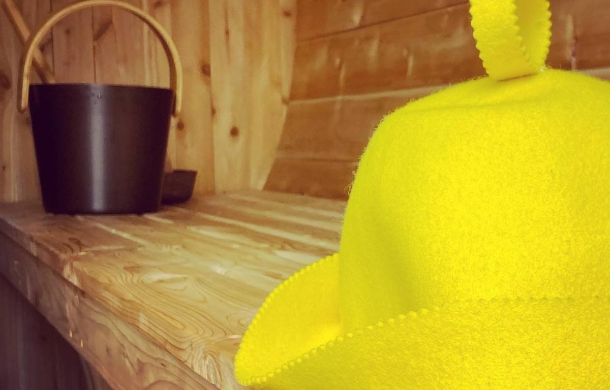 czapka w saunie